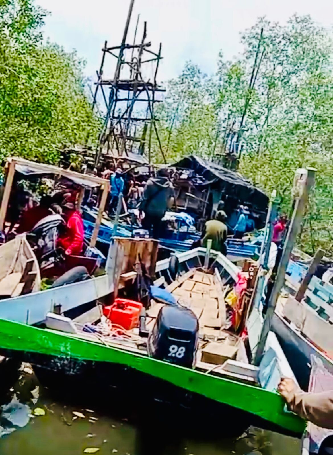 Penambang Ricuh Masa Terpantau Anarkis , Gara-Gara 40 Ponton Ti Tower Ilegal Kerja Sungai Jade Bahrin. 